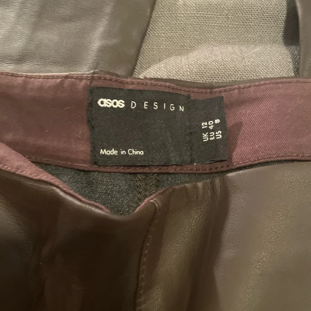 ASOS DESIGN low rise leather look seamed flare in chocolate - Picture 7 of 7